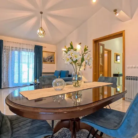 Apartman Blue Pearl Split